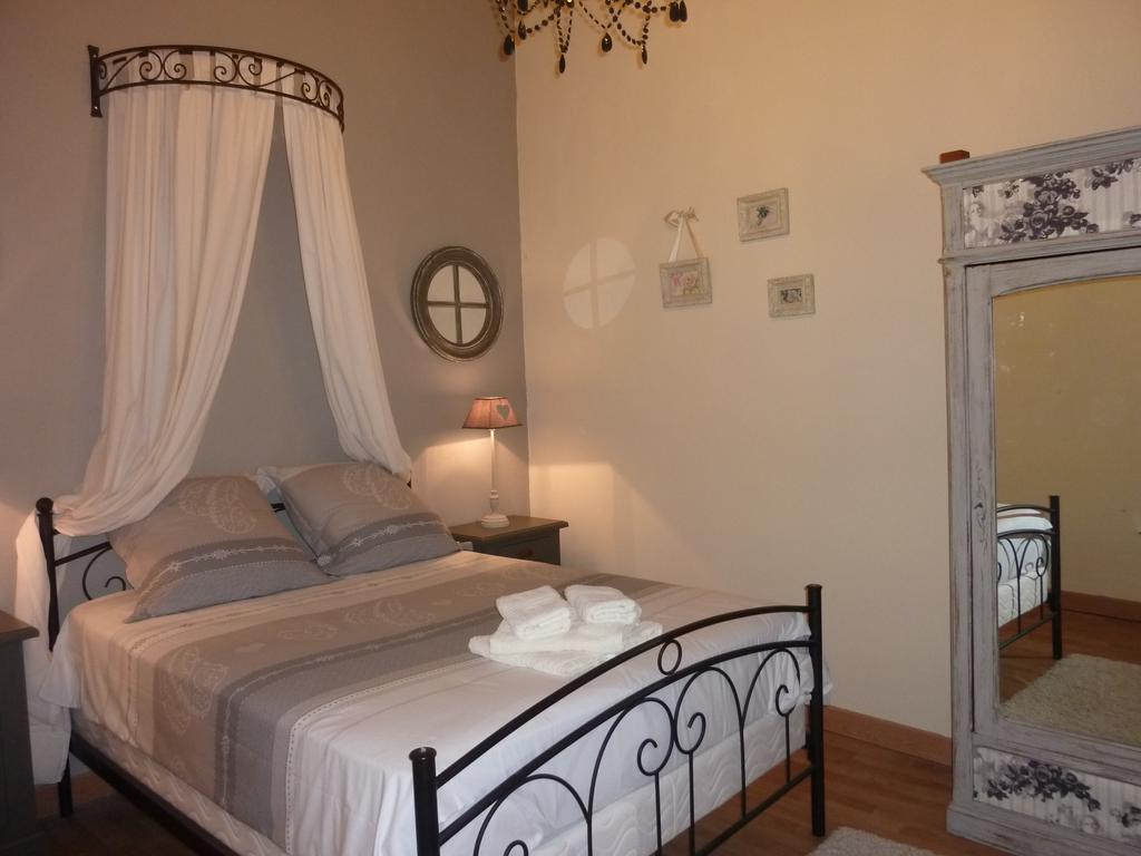 Le Comptoir Des Ecoliers Bed & Breakfast Gémozac Oda fotoğraf