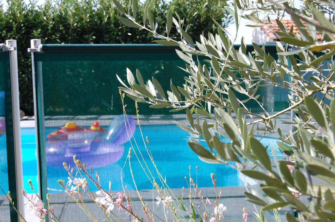 Le Comptoir Des Ecoliers Bed & Breakfast Gémozac Dış mekan fotoğraf